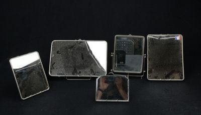 six miroirs carrés posés les uns à côté des autres sur une table noire