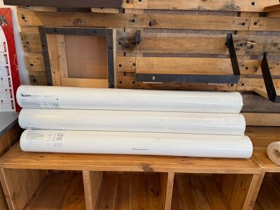 trois rouleaux de papier posés sur une table en bois