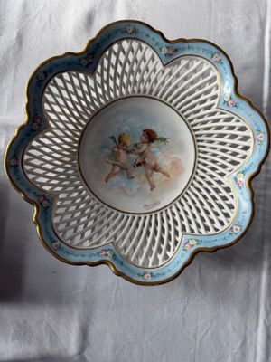 une assiette sur laquelle est représentée une image de deux cherensils