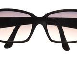lunettes de soleil sur fond blanc, avec une monture noire et des verres roses