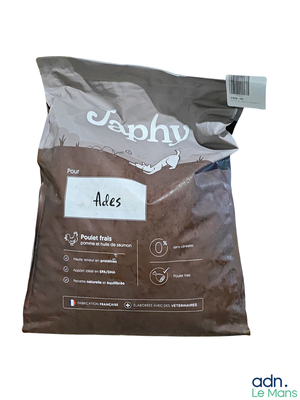 un sac de riz complet posé sur une surface blanche