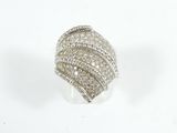 gros plan d'une bague en diamant sur une surface blanche