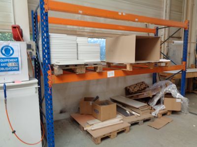 de nombreux cartons et boîtes sur les étagères de l'entrepôt