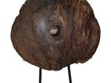 une photo d'une sculpture en bois posée sur un socle