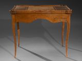 une vieille table en bois sur laquelle est posé un échiquier