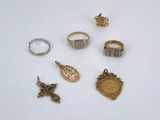many different types of rings and rings on the table