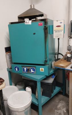 a blue machine that is sitting in a room