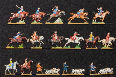 de nombreuses figurines représentant des personnes à cheval et des chevaux