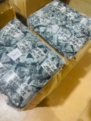 deux bagages posés l'un à côté de l'autre sur le sol