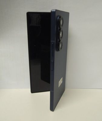 l'arrière d'un téléphone portable noir équipé d'un appareil photo