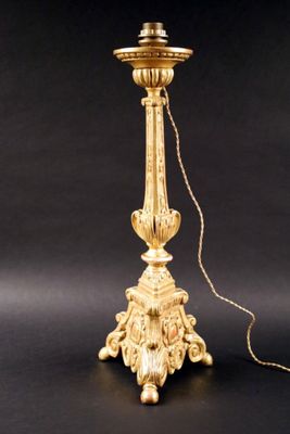une lampe de table ancienne en laiton, à laquelle est attachée une chaîne