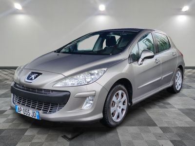 la voiture argentée est garée dans le garage sur un sol en damier