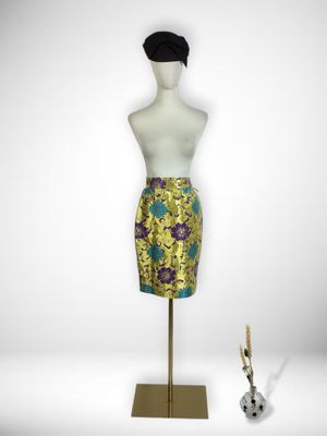 the mannequin is next to the mannequin on the mannequin stand