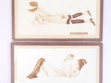 deux photos d'une femme nue allongée sur un lit