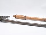 Deux vieux outils sont posés sur une surface blanche
