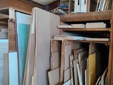 une pièce remplie d’une grande variété de bois