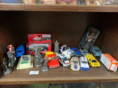 * Lot de véhicules en réduction et figurines