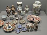 de nombreux types de vases et d'assiettes sur la table