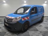 une photo d'une camionnette bleue garée dans un garage