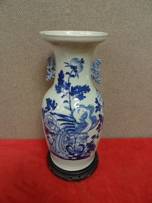un vase bleu et blanc posé sur une table rouge