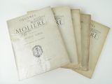 quatre vieux livres empilés les uns sur les autres sur une table