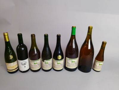 plusieurs bouteilles de vin sont alignées sur une table