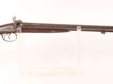 un vieux fusil avec un canon en bois sur fond blanc