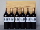 six bouteilles de vin rouge devant une caisse en bois