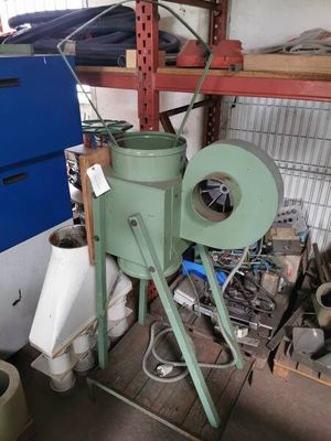 une machine qui se trouve dans une pièce où il y a beaucoup d'objets