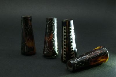 trois types de vases différents posés sur une table
