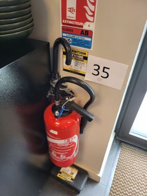 un extincteur posé sur un comptoir près d'une porte