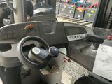 volant d'un chariot élévateur devant un parking