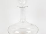 carafe en verre transparent sur fond blanc, avec un fond blanc