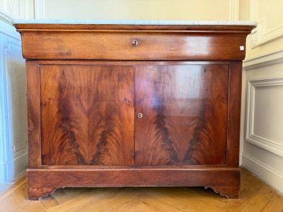 une armoire en bois avec un plateau en marbre posée sur un parquet en bois massif