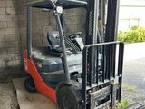 un chariot élévateur garé dans un garage