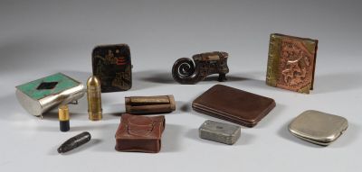de nombreux types de briquets différents et des briquets posés sur la table
