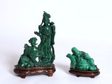 paire de figurines chinoises en jade sculpté représentant une femme et un enfant