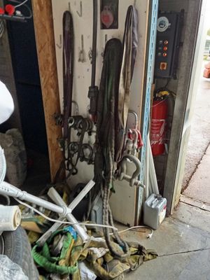 une pile de skis et d'autres équipements dans un garage