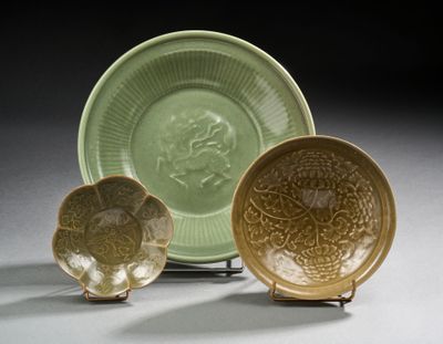 trois assiettes et un bol posés sur une table