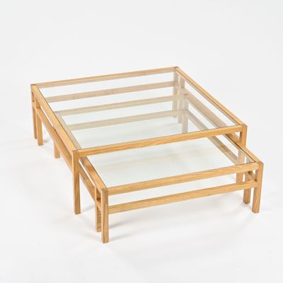 une table basse en verre et en bois sur fond blanc