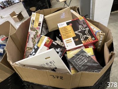 une boîte pleine de livres posée sur le sol