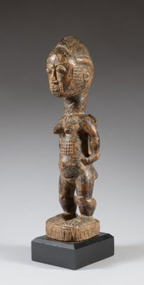 une image d'une statue en bois représentant un homme tenant un bébé