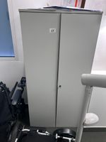 1 armoire haute à deux portes en métal (petit accident au ni… (photo 3)