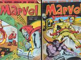 Deux couvertures de bandes dessinées Marvel sont exposées sur une table