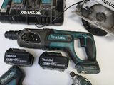 a lot of tools that are sitting on a table