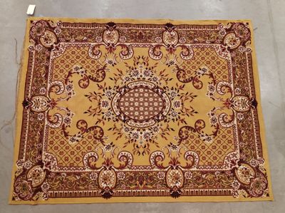un tapis jaune orné d'un motif en médaillon
