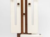 une sculpture blanche et marron posée sur un socle en bois