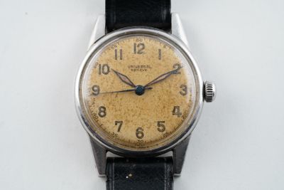 gros plan d'une montre-bracelet sur une surface blanche