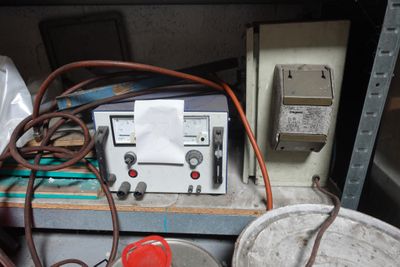 un seau en métal posé à côté d'une petite machine