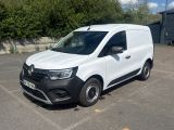 la photo d'une camionnette blanche garée sur un parking